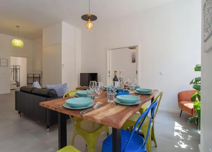 Διαμέρισμα Unique & Super Aircon & Lift