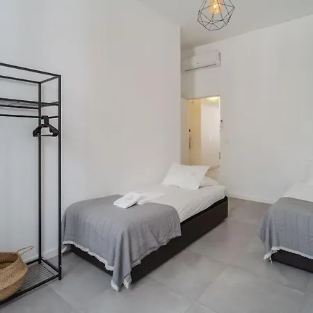 Unique & Super Aircon & Lift